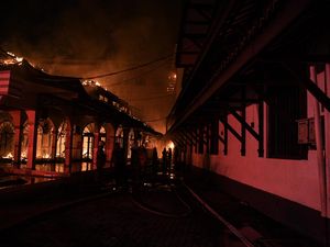 Kebakaran Pos Bloc di Jakpus Merambat ke Masjid Sebelah Gedung Kebakaran Pos Bloc di Jakpus Merambat ke Masjid Sebelah Gedung