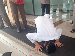 Sujud Syukur Penyalur Pakan Ternak Curian Usai Bebas Via Restorative Justice
