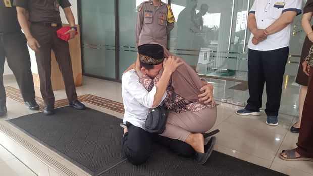 Kejari Bogor membeaskan Uka, penyalur pakan ternak curian di Rumpin melalui mekanisme restorative justice. Uka tidak mengetahui pakan itu hasil curian.