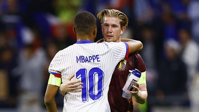 Soccer Football - Nations League - League A - Group 2 - France v Belgium - Groupama Stadium, Lyon, France - September 9, 2024 Frances Kylian Mbappe embraces Belgiums Kevin De Bruyne after the match REUTERS/Sarah Meyssonnier