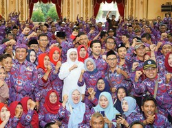 Khofifah dan Emil Dinobatkan Jadi Ibu-Bapake Perangkat Desa di Jatim