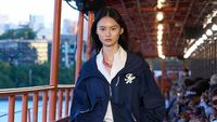 Foto: 10 Koleksi Tommy Hilfiger Musim Semi 2025, Busana Nuansa Nautical