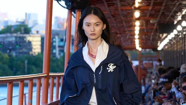 Foto: 10 Koleksi Tommy Hilfiger Musim Semi 2025, Busana Nuansa Nautical