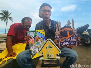 Bahagia Komar, Petugas Kebersihan Karang Hawu Dapat Umrah Gratis