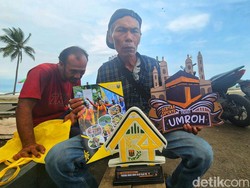 Bahagia Komar, Petugas Kebersihan Karang Hawu Dapat Umrah Gratis