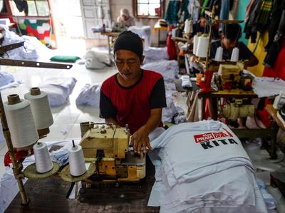 Konveksi Kebanjiran Pesanan Kaos Jelang Pilkada