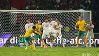 Timnas mula-mula menekan dan amat merepotkan Australia di awal pertandingan. Australia pelan-pelan keluar dari tekanan dan merebut kendali permainan.