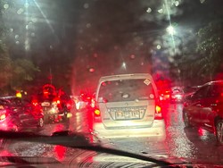 Simpang Cibubur Padat Usai Hujan Deras, Warga Kena Macet Berjam-jam