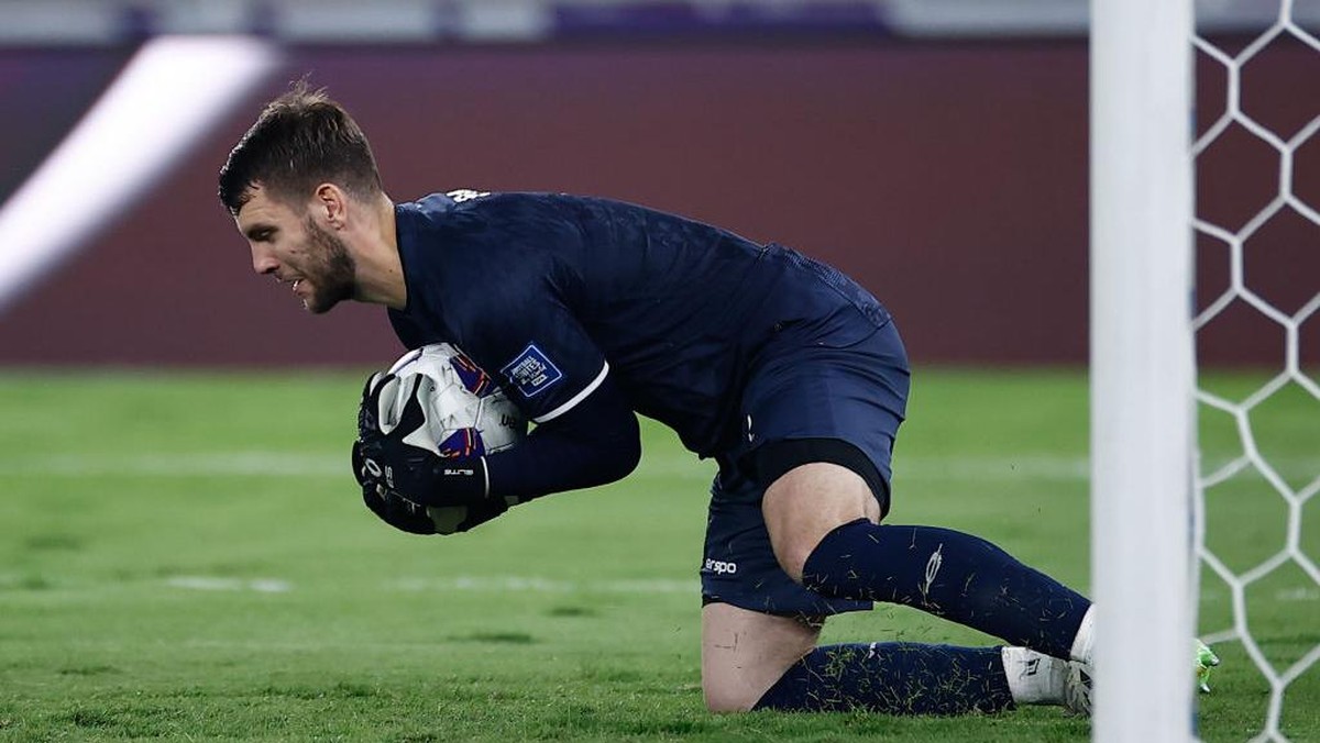 Maarten Paes cedera, bisa membela Timnas Indonesia saat melawan Bahrain dan China? (Foto: Getty Images/Robertus Pudyanto)