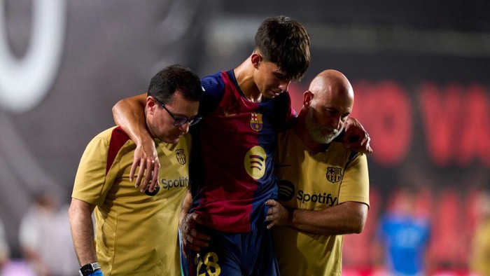 MADRID, SPAIN - AUGUST 27: Marc Bernal of FC Barcelona leaves the pitch injured during the La Liga match between Rayo Vallecano and FC Barcelona at Estadio de Vallecas on August 27, 2024 in Madrid, Spain. (Photo by Diego Souto/Getty Images)