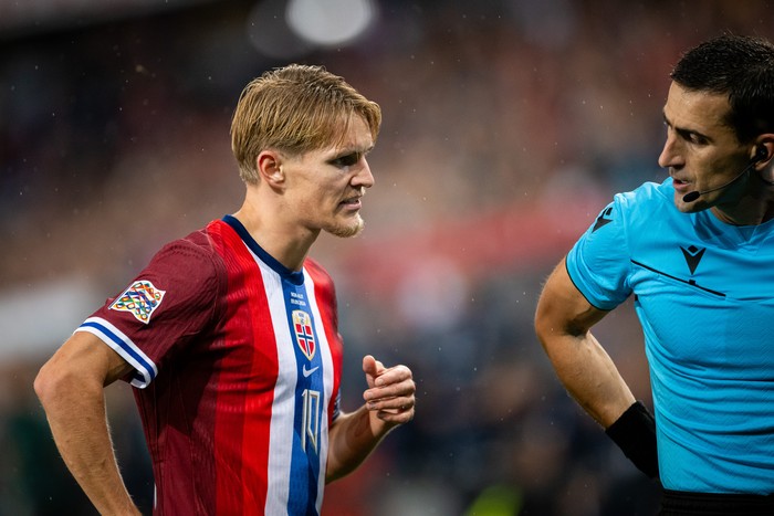  Martin Odegaard of Norway and Referee Nikola Dabanovic discuss during the UEFA Nations League 2024/25 League B Group B3 match between Norway and Austria at the Ullevaal Stadion on September 9, 2024 in Oslo, Norway. (Photo by Mateusz Slodkowski/Getty Images)