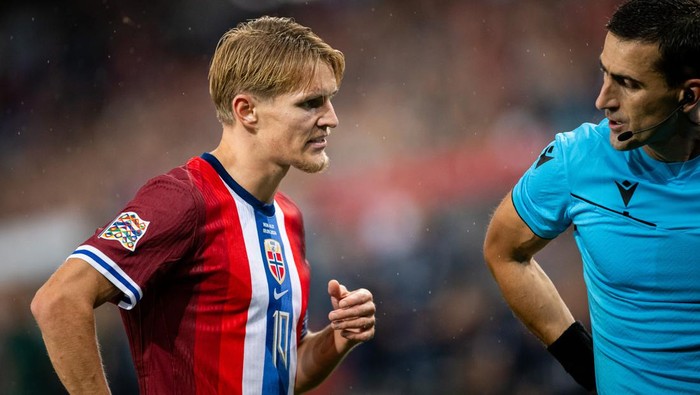 OSLO, NORWAY - SEPTEMBER 9: Martin Odegaard of Norway and Referee Nikola Dabanovic discuss during the UEFA Nations League 2024/25 League B Group B3 match between Norway and Austria at the Ullevaal Stadion on September 9, 2024 in Oslo, Norway. (Photo by Mateusz Slodkowski/Getty Images)