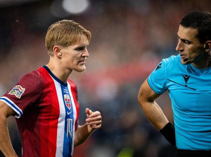 OSLO, NORWAY - SEPTEMBER 9: Martin Odegaard of Norway and Referee Nikola Dabanovic discuss during the UEFA Nations League 2024/25 League B Group B3 match between Norway and Austria at the Ullevaal Stadion on September 9, 2024 in Oslo, Norway. (Photo by Mateusz Slodkowski/Getty Images)