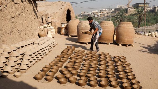 Melihat Produksi Gerabah di Najaf Irak