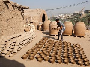 Melihat Produksi Gerabah di Najaf Irak