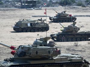 Mesir Siagakan Tank Jelang Masuknya Truk Bantuan Kemanusiaan ke Gaza Mesir Siagakan Tank Jelang Masuknya Truk Bantuan Kemanusiaan ke Gaza