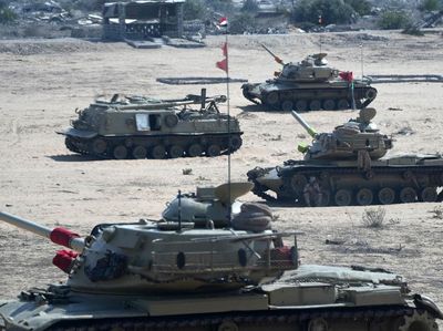 Mesir Siagakan Tank Jelang Masuknya Truk Bantuan Kemanusiaan ke Gaza