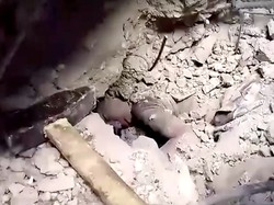 Momen Dramatis Penyelamatan Bocah di Gaza dari Reruntuhan