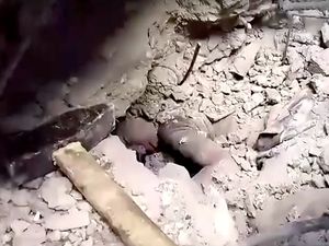 Detik-detik Penyelamatan Dramatis Bocah Terjebak Reruntuhan di Gaza Detik-detik Penyelamatan Dramatis Bocah Terjebak Reruntuhan di Gaza