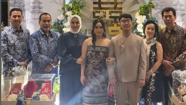 Momen Lamaran Anak Elma Theana Momen Lamaran Anak Elma Theana