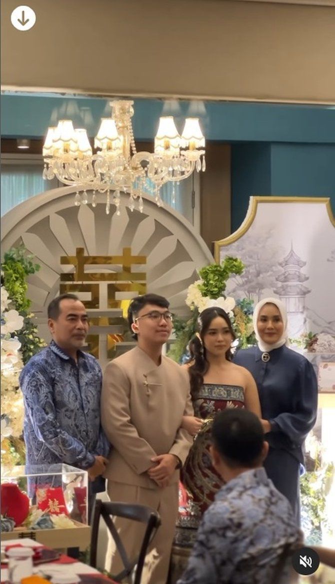 Momen Lamaran Anak Elma Theana