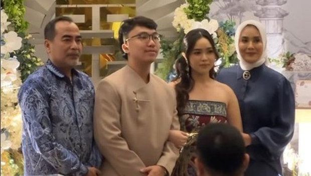 Momen Lamaran Anak Elma Theana Momen Lamaran Anak Elma Theana