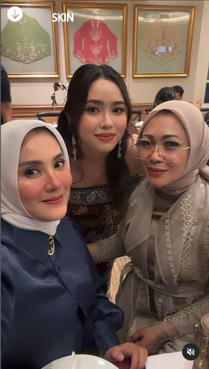 Momen Lamaran Anak Elma Theana Momen Lamaran Anak Elma Theana