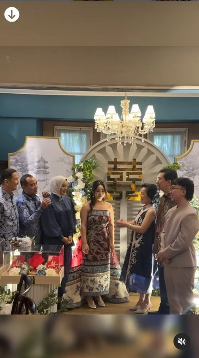 Momen Lamaran Anak Elma Theana Momen Lamaran Anak Elma Theana