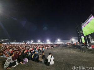 Serunya Nobar Indonesia Vs Australia di Surabaya Expo Center Serunya Nobar Indonesia Vs Australia di Surabaya Expo Center