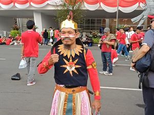 Pakai Kostum Gatot Kaca, Warga Jakbar Ini Semangati Timnas Indonesia