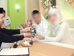 Eks Kepsek Nikahi Mantan Muridnya, Beda Usia 41 Tahun Eks Kepsek Nikahi Mantan Muridnya, Beda Usia 41 Tahun