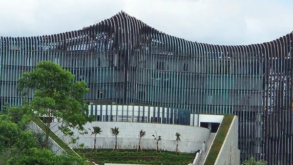 Melihat Lebih Dekat Patung Istana Garuda IKN yang Warnanya Mulai Hijau