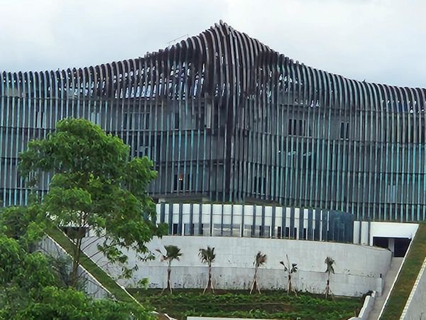 Melihat Lebih Dekat Patung Istana Garuda IKN yang Warnanya Mulai Hijau