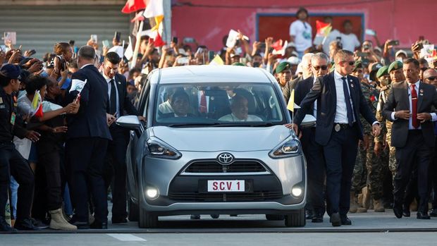 Pope Francis arrives at the Presidential Palace, during his apostolic trip to Asia, in Dili, East Timor, September 9, 2024. REUTERS/Willy Kurniawan/Pool