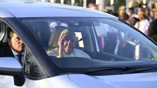 Pope Francis arrives in a car for his welcoming ceremony at the Presidential Palace in Dili on September 9, 2024. Pope Francis arrived on September 9 in East Timor for the third stop of an Asia-Pacific tour, the longest of the 87-year-old's papacy, according to an AFP reporter travelling with him. (Photo by Tiziana FABI / AFP)