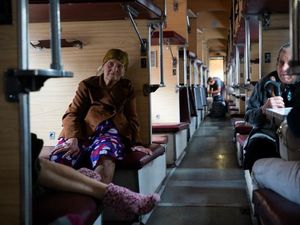 Pengungsi di Ukraina Sedih Harus Tinggalkan Kampung Halaman