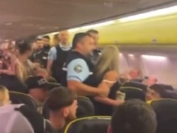 Sebotol Vodka Diambil, Penumpang Pesawat Langsung Rusuh