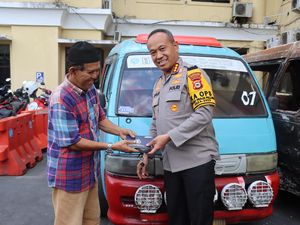 Kapolres Makassar Gantikan Pete-pete yang Dibakar Massa Saat Demo Ricuh