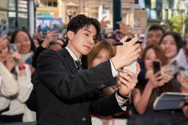 Potret Lee Dong Wook dalam acara 2024 Toronto International Film Festival/ Foto: instagram.com/kkbys Potret Lee Dong Wook dalam acara 2024 Toronto International Film Festival