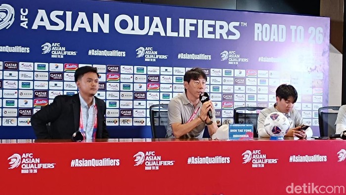 Shin Tae-yong dalam konferensi pers usai laga Indonesia vs Australia di Stadion Utama Gelora Bung Karno, Jakarta, Selasa 10 September 2024.