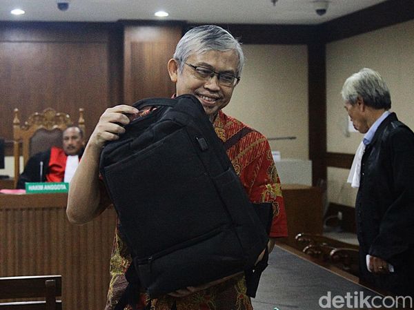 Sidang Putusan Sela Abdul Hadi Aviciena di Kasus Jual Beli Emas Antam