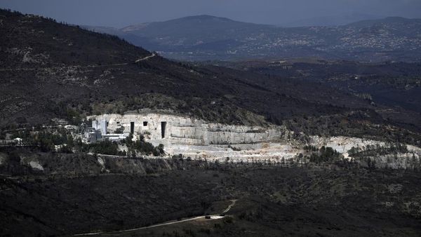 Sisa-sisa Kebakaran Hebat yang Menghanguskan Pinggiran Ibu Kota Yunani