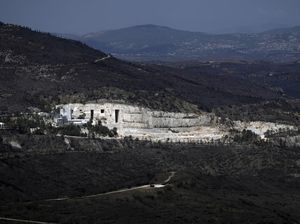 Sisa-sisa Kebakaran Hebat yang Menghanguskan Pinggiran Ibu Kota Yunani