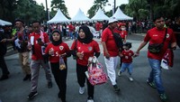Mayoritas suporter mengenakan jersey berwana merah.