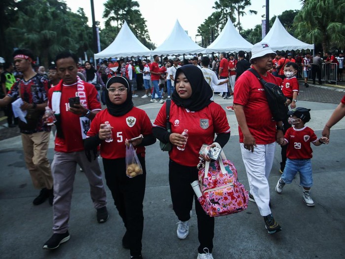 Timnas Indonesia akan menjamu Australia pada matchday kedua Ronde 3 Kualifikasi Piala Dunia 2026 di SUGBK, Jakarta, Selasa (10/9/2024). Para suporter pun memerahkan SUGBK jelang laga tersebut.