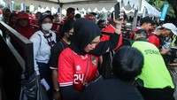 Para suporter menjalani rangkaian pemeriksaan sebelum memasuki stadion.