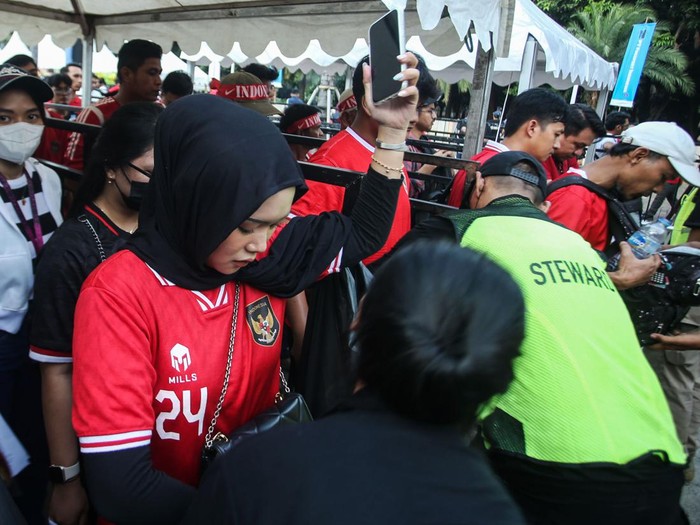 Timnas Indonesia akan menjamu Australia pada matchday kedua Ronde 3 Kualifikasi Piala Dunia 2026 di SUGBK, Jakarta, Selasa (10/9/2024). Para suporter pun memerahkan SUGBK jelang laga tersebut.