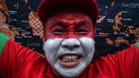 Sebagian dari mereka datang dengan wajah yang sudah dirias dengan warna merah putih.