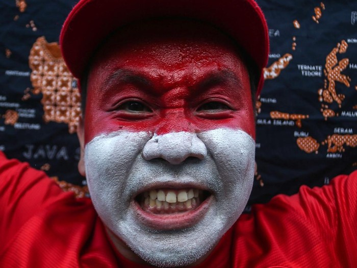 Suporter Timnas Indonesia Mulai Merahkan GBK Timnas Indonesia akan menjamu Australia pada matchday kedua Ronde 3 Kualifikasi Piala Dunia 2026 di SUGBK, Jakarta, Selasa (10/9/2024). Para suporter pun memerahkan SUGBK jelang tubruk tersebut.