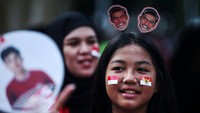 Ada juga suporter yang memakai bando bergambar Pratama Arhan.